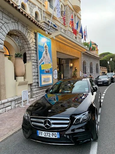 Chauffeur privé FlashRide en Mercedes Classe E devant un hôtel à Nice